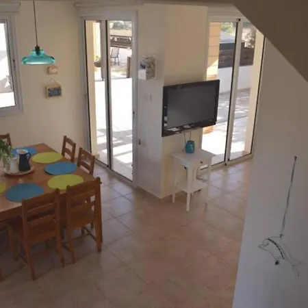 Calm 100m From The וילה